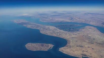 GEOPOLÍTICA Irán confirmó que el estrecho de Ormuz permanecerá abierto al tránsito marítimo durante la tregua con Estados Unidos, garantizando flujo energético global