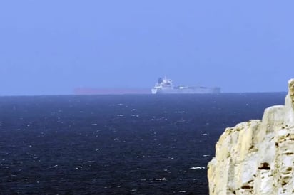 Irán cierra Ormuz y reportan ataque a petrolero en plena tensión