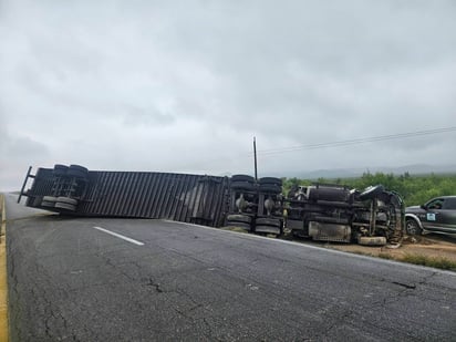 Accidente carretero: La unidad de carga de la línea “Primero de Mayo” bloqueó parcialmente la vía al volcarse