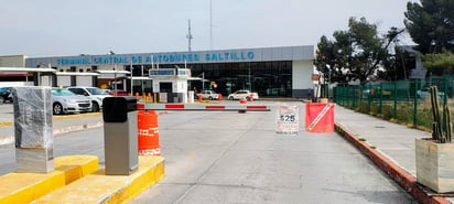 Se apropian del carril de descenso de pasajeros en la Central de Autobuses