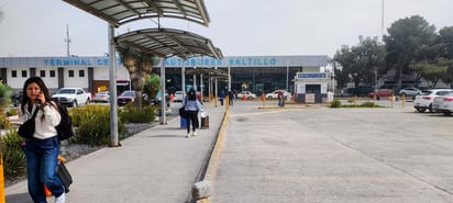 Movilidad: Cobran 25 pesos por dejar a la gente, aún con problemas de movilidad, en la puerta de la camionera.