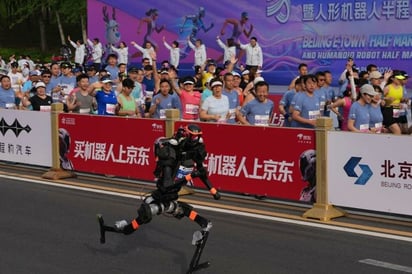 Robot gana medio maratón en Pekín con tiempo récord de 50:26
