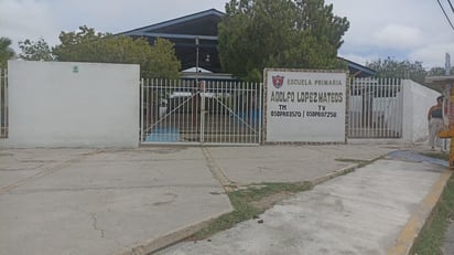 ESCUELA Padres denuncian fallas eléctricas en plantel que afectan clases y uso de equipos escolares.  Padres de familia de la Escuela Adolfo López Mateos, ubicada