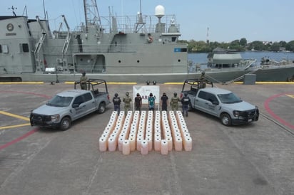 Aseguran embarcación con 103 bidones de combustible en costas de Michoacán; hay tres detenidos