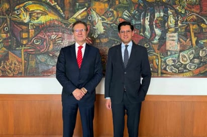 Esteban Moctezuma fuera de la Embajada de México en EE.UU