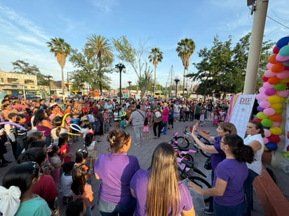 COMUNIDAD  El Gobierno de Múzquiz celebró el Día del Niño en Villa de Palaú con juegos, rifas y actividades recreativas que reunieron a cientos de familias.  El Gobierno