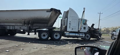 Accidente con tráiler provoca tráfico lento en carretera 57