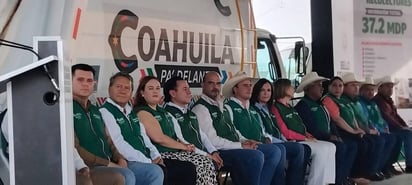 Manolo Jiménez entrega camión recolector a San Juan de Sabinas