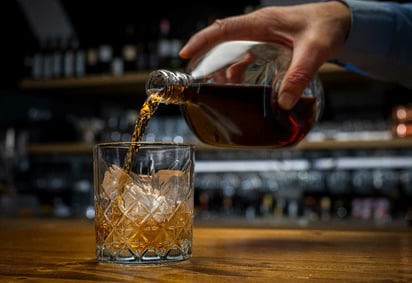 EE.UU. retira impuestos al whisky escocés por visita de Carlos III