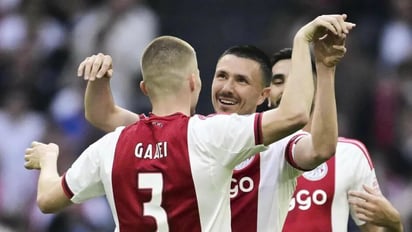 Ajax rescata empate 2-2 ante PSV con gol de Godts en tiempo agregado