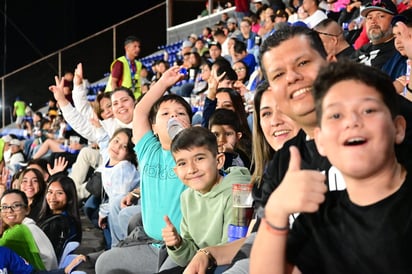 Deportes: Familias, antojos y emoción protagonizan la experiencia del juego desde la tribuna