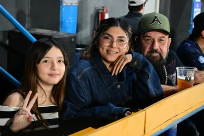 Deportes: Familias, antojos y emoción protagonizan la experiencia del juego desde la tribuna