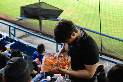 Deportes: Familias, antojos y emoción protagonizan la experiencia del juego desde la tribuna