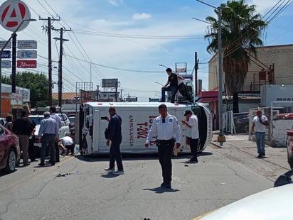 ACCIDENTE    Un accidente de consideración registrado hace unos momentos en la colonia Buena Vista dejó como saldo seis personas lesionadas y cuantiosos daños materiales,