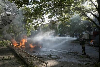 BOMBARDEOS RUSOS Más de 20 civiles murieron en nuevos bombardeos rusos en Ucrania, mientras Zelensky denunció el “cinismo absoluto” de Moscú por su propuesta de tregua.