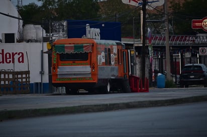 mañana : Trabajadores, transporte y negocios marcan el inicio de la rutina diaria desde temprana hora.