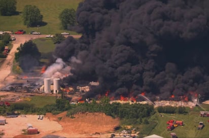 Video: Impactante incendio arrasa planta de reciclaje en Tennessee