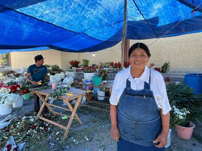 Crescenciana Martínez suma más de 40 años llevando flores y tradición al Panteón Guadalupe