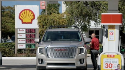 Estados Unidos analiza suspender impuesto federal a gasolina