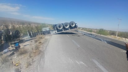 volcadura : El accidente dejó un lesionado y daños totales en la unidad pesada.