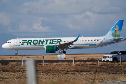 Revelan video de avión que atropelló a persona en pista de Denver