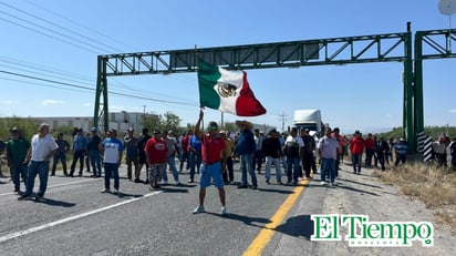 Exobreros de AHMSA bloquean la carretera 57 en Castaños para exigir pagos y apoyo federal