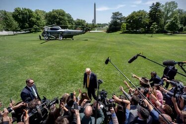Trump promete liberar a presos políticos en Venezuela y elogia a Delcy Rodríguez