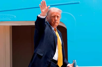 Trump hace escala en Alaska rumbo a China; Jensen Huang se suma a comitiva