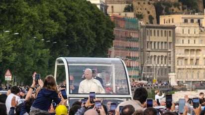 León XIV reza en el lugar del atentado a Juan Pablo II en el Vaticano