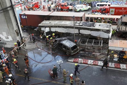 Tren choca contra autobús en Tailandia; reportan 8 muertos
