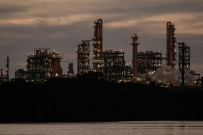 Reportan incendio en refinería Dos Bocas tras cambio en Pemex
