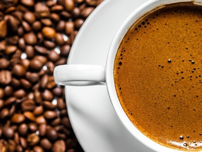 ENFERMEDADES Consumir más de una taza de café al día podría contribuir a que el cerebro de personas con enfermedad de Parkinson tenga un mejor desempeño en ciertas