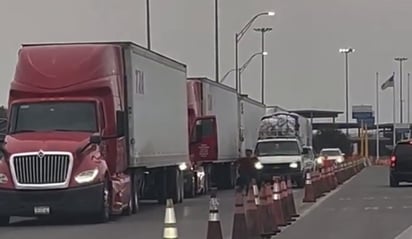 Riña: En las imágenes se observa cómo varios traileros se enfrentan verbal y físicamente en medio de la fila. Riña: En las imágenes se observa cómo varios traileros se enfrentan verbal y físicamente en medio de la fila.