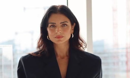 Aislinn Derbez lució un total look de la diseñadora mexicana Vero Díaz  Aislinn Derbez deslumbró en su reciente aparición pública durante la premier