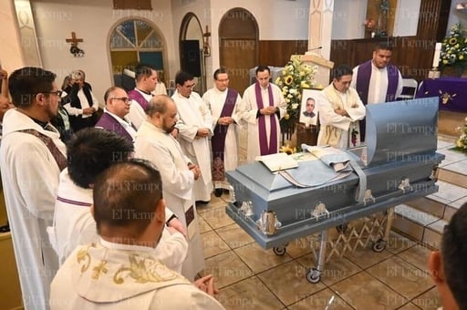 Decenas de feligreses llenaron la parroquia para rendir homenaje.  Palabras llenas de amor, cantos y hasta porras fueron las que se presentaron en la misa