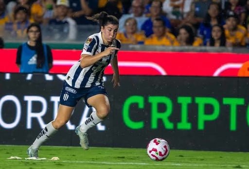 La española Lucía García convirtió un gol este domingo en el minuto 88 que dio a Monterrey un agónico triunfo por 3-2 sobre Guadalajara y el liderato