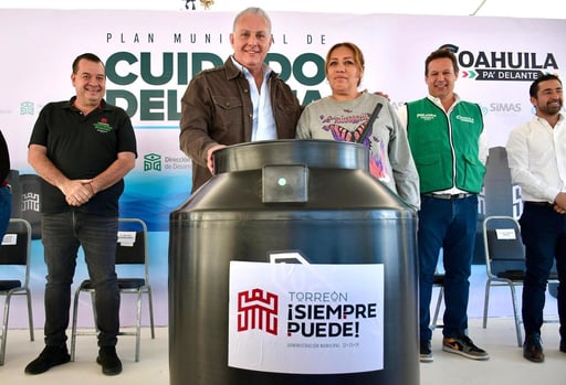 El alcalde asegura que Torreón será la mejor ciudad para vivir.  Fueron entregados 300 tinacos en la colonia Loma Real por parte del municipio de Torreón,