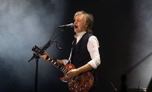 El ambiente que lo recibió fue similar al de sus dos conciertos en el Estadio GNP  Bien arremangado de su camisa, salió Paul McCartney al escenario principal