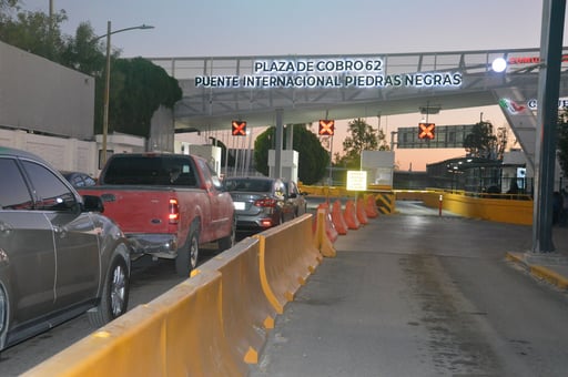 Don Pedro Zapata dice lacónico, “lo que quieran cobrar lo tienes que pagar”.  Automovilistas que hacían fila en Puente Internacional Uno, esperando