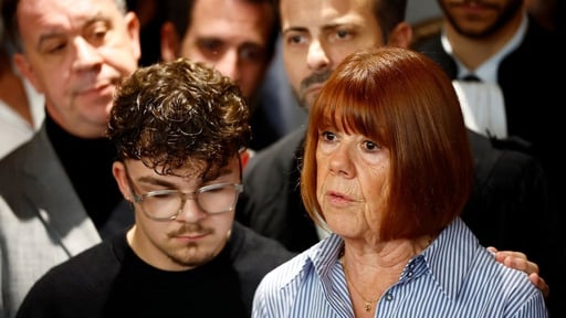 La lucha de Gisèle Pelicot se ha desarrollado, en gran medida, en el silencio. Su expresión serena, su sonrisa al entrar y salir de la sala, y sus miradas