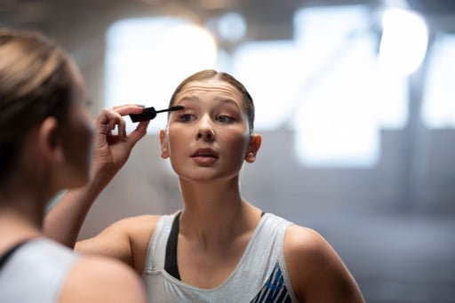 ¿Es realmente bueno llevar maquillaje al gimnasio?.  Sabemos que para muchas de nosotras, el maquillaje es un compañero indispensable en el día a día.