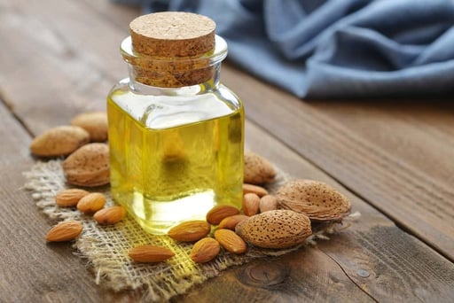 Descubre cómo el aceite de almendras puede transformar tu piel: desde hidratación profunda hasta mejorar la apariencia de cicatrices.  ¿Sabías que el aceite