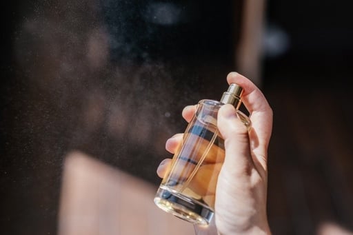 ¿Sientes molestias al usar ciertos perfumes? Descubre cómo identificar si tienes alergia a las fragancias, sus síntomas y qué hacer para evitarlo.