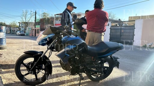    Un motociclista intentó adelantarse imprudentemente a un auto en calles de Monclova, provocando un choque la mañana de este martes. Afortunadamente, no hubo