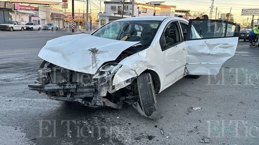    Una conductora que ignoró una señal de alto provocó un fuerte choque en Monclova, Coahuila, dejando una persona herida y daños materiales