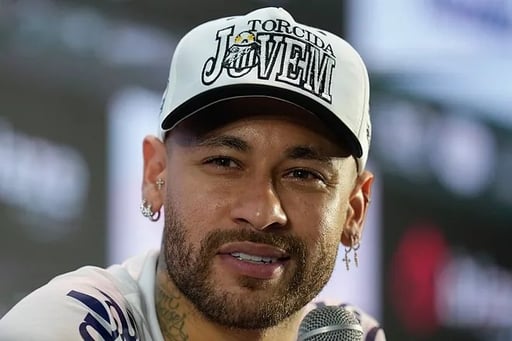 Neymar sigue siendo una figura destacada en Brasil, especialmente en el Santos FC, donde su estilo de vida es bien tolerado. El pasado domingo,