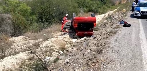 Elementos de la Cruz Roja Mexicana y de la Policía Municipal atendieron un accidente de volcadura registrado sobre el Bulevar Sur Poniente, en la zona