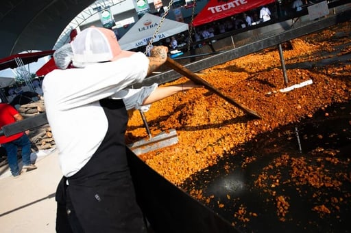 Hoy domingo, Torreón rompió el récord Guinness a la Discada Más Grande del Mundo, con un peso de 5 toneladas y 100 kilos.   El récord anterior pertenecía