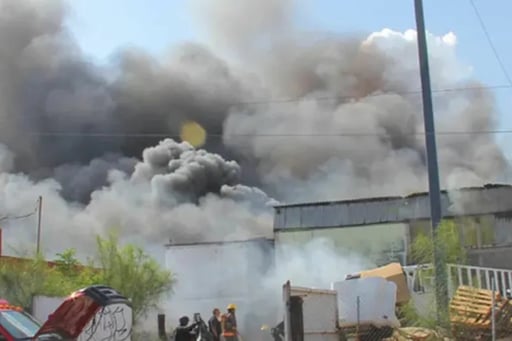 Un incendio seguido de una potente explosión en una tienda de pinturas del centro de Torreón dejó un hombre gravemente herido y generó alarma entre vecinos
