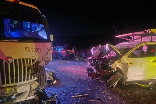 Un fuerte accidente en la carretera Saltillo-Zacatecas dejó un muerto y 21 lesionados tras el choque entre una camioneta y dos camiones de transporte